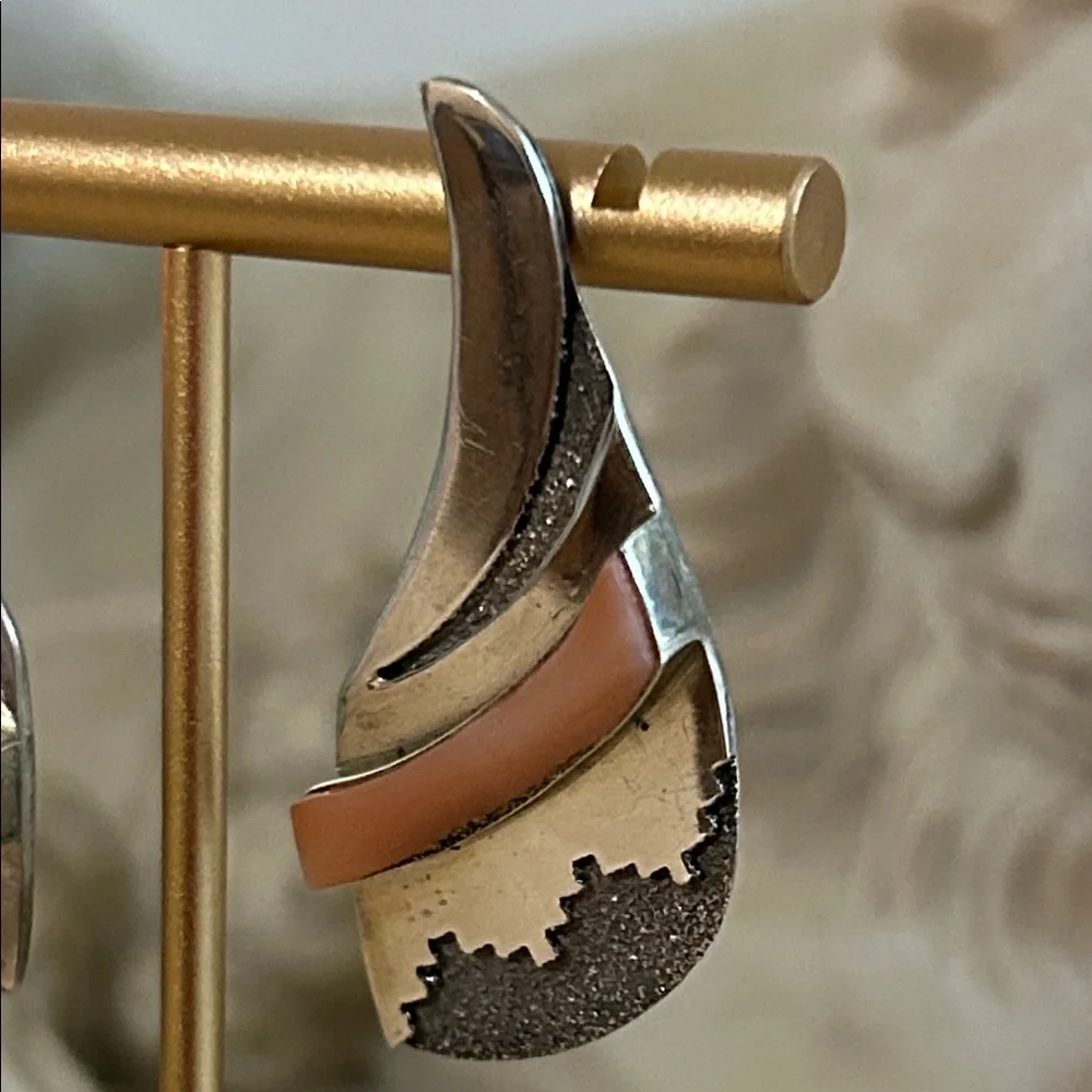 Vintage Native American Mother of Pearl Earrings - Picture 3 of 8